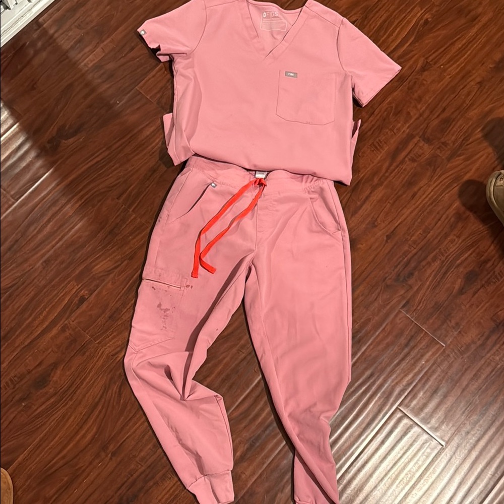FIGS scrub set with PO #1783 (Chalk Pink)
Top XS, Bottom XS/P
